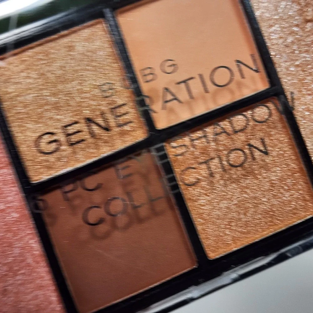BCBG Generation Warm Brown Eyeshadow Palette Pressed Powder Matte / Shimmer